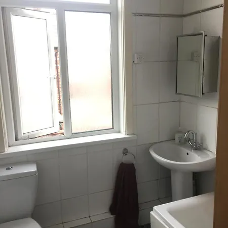 Single Room - Town & University Nearby, 24H Bus, Airport-Linked Manchester Exterior photo