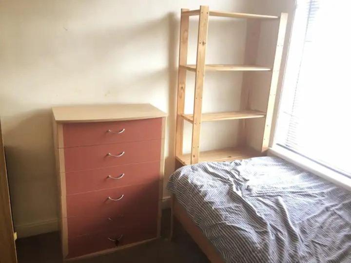 Homestay Single - Town & Nearby, 24h Bus, Airport-linked Manchester
